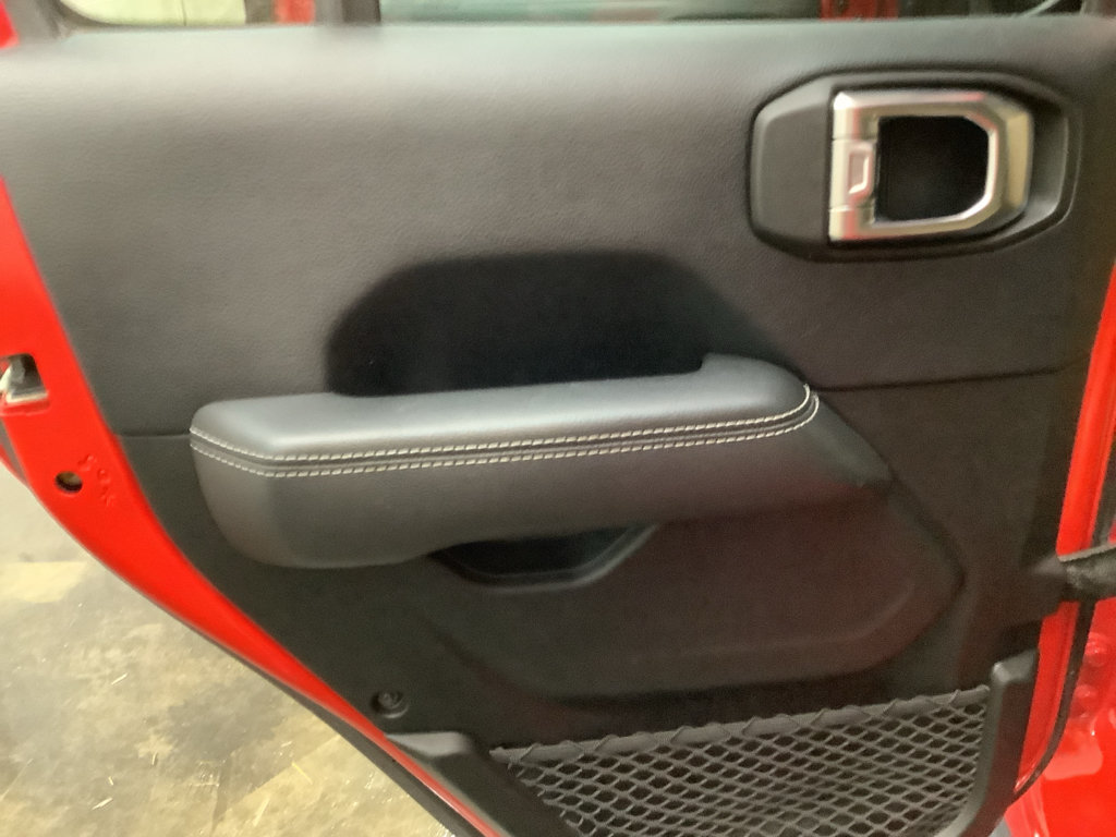 Used 2018 Jeep Wrangler Unlimited Sahara AWD/4WD image 23
