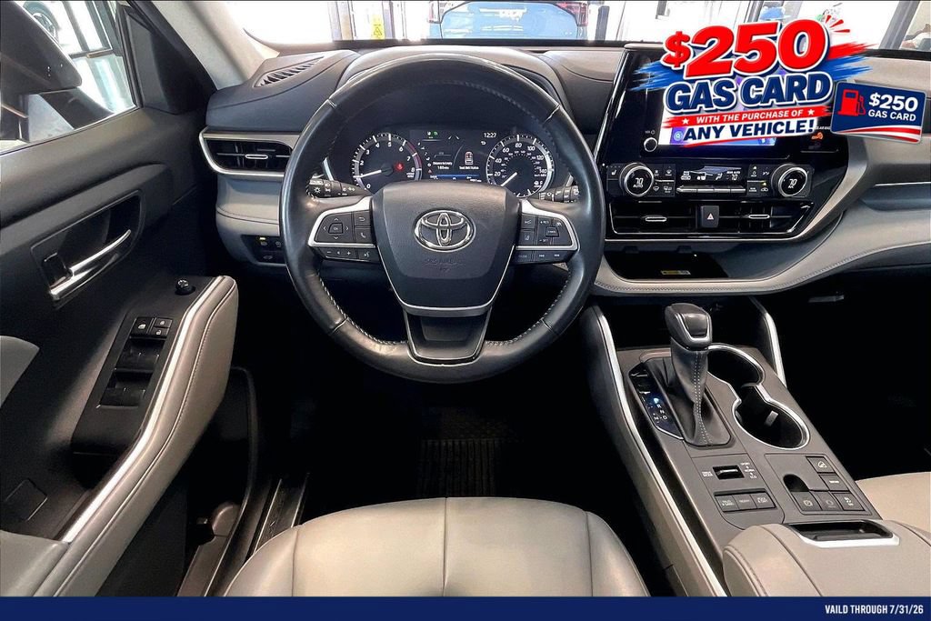 Used 2023 Toyota Highlander XLE AWD/4WD image 5