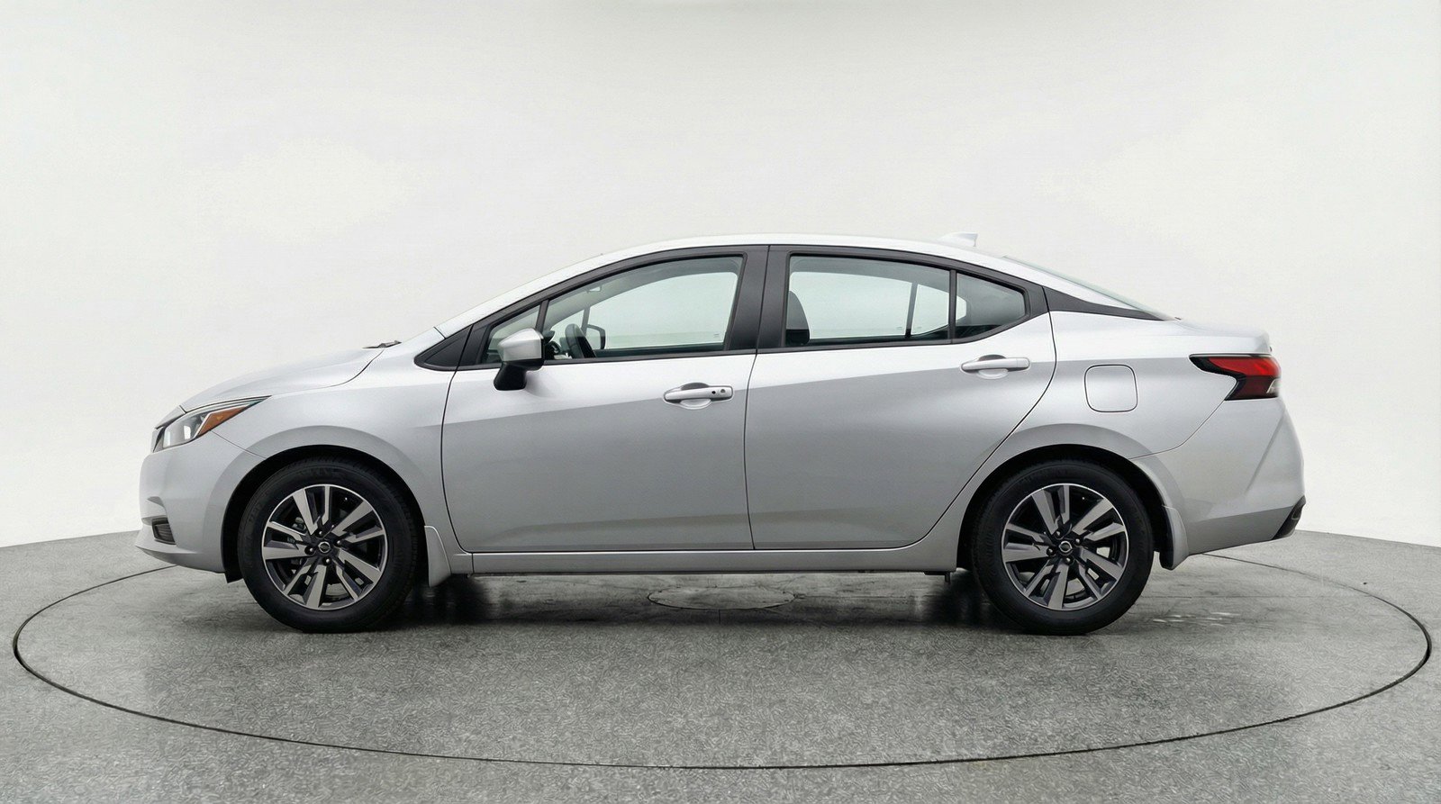 Used 2025 Nissan Versa SV image 5