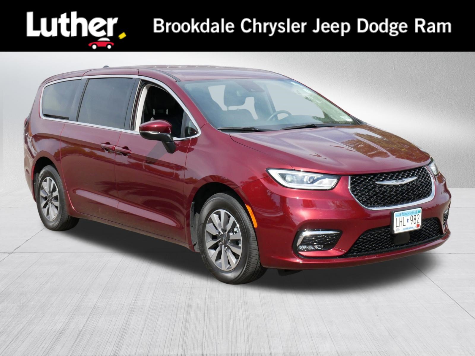 Used 2023 Chrysler Pacifica Touring-L FWD image 1