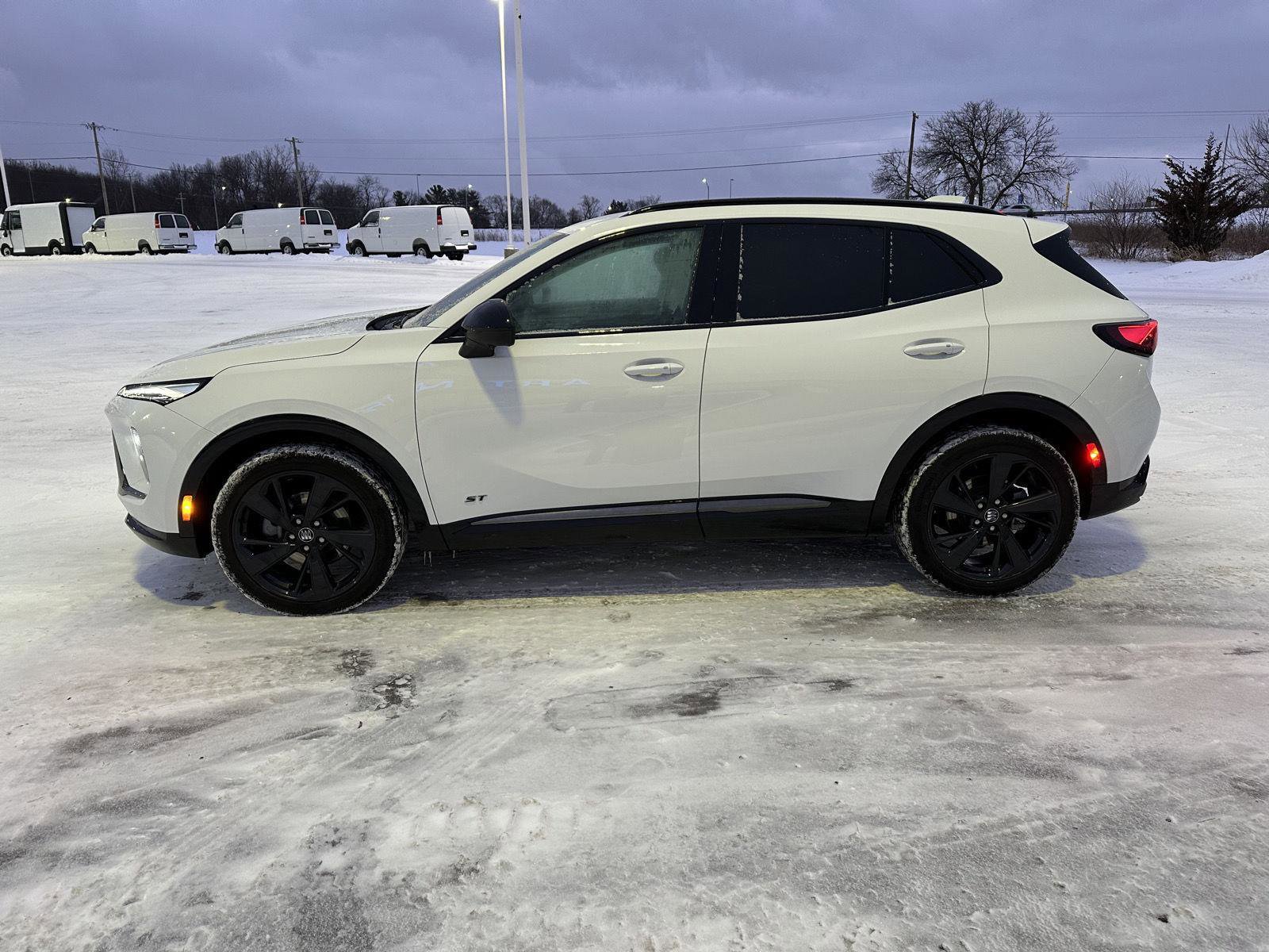 Used 2025 Buick Envision Sport Touring image 2