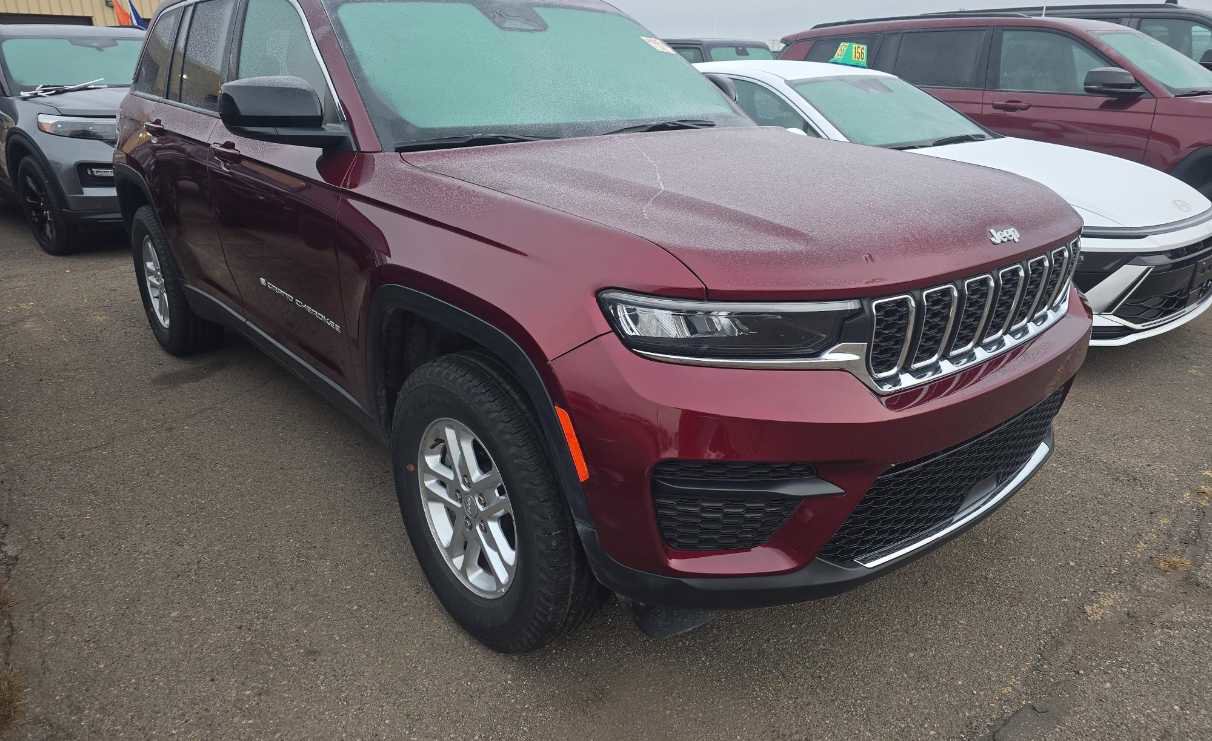 Used 2024 Jeep Grand Cherokee Laredo image 5