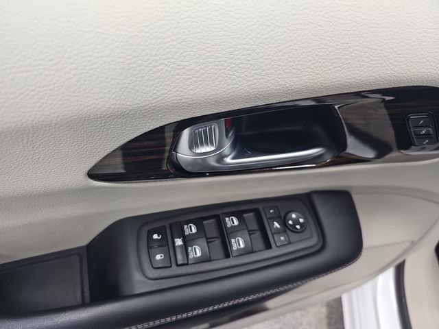 Used 2024 Chrysler Pacifica Limited FWD image 11