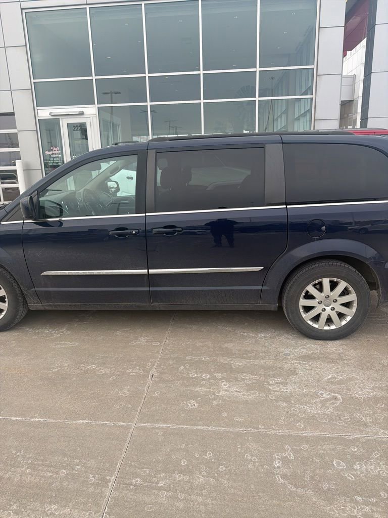 Used 2016 Chrysler Town & Country Touring image 5