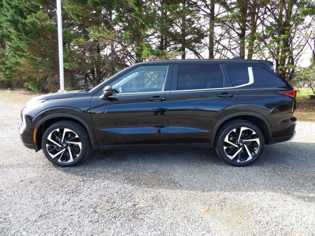Used 2024 Mitsubishi Outlander SE image 2