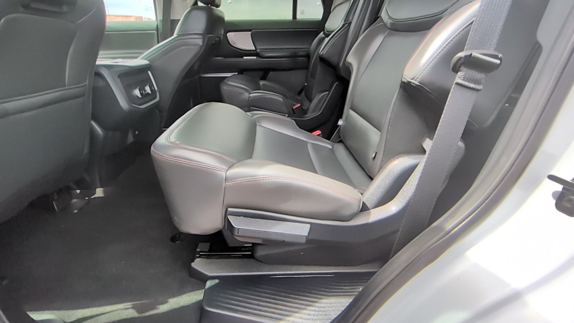 Used 2025 Ford Expedition Active AWD/4WD image 28