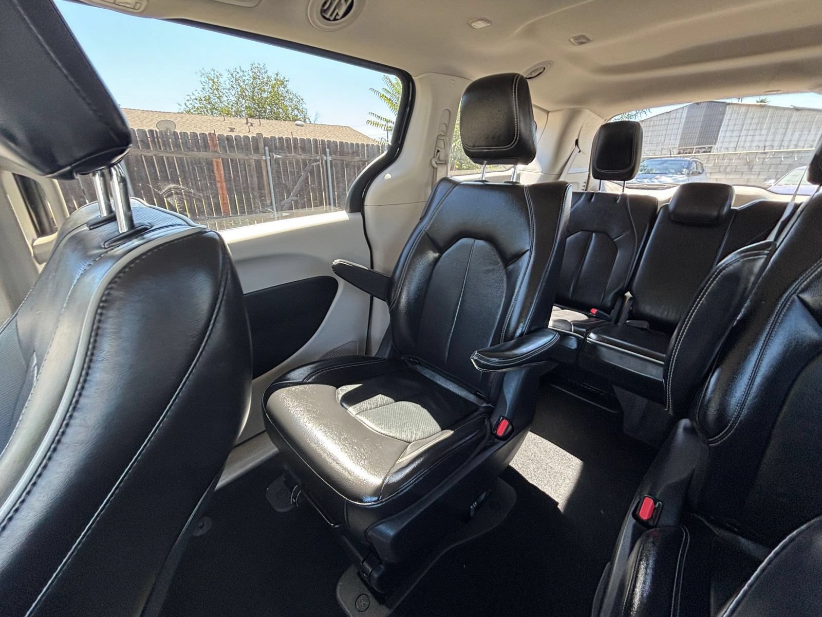 Used 2023 Chrysler Pacifica Limited FWD image 43