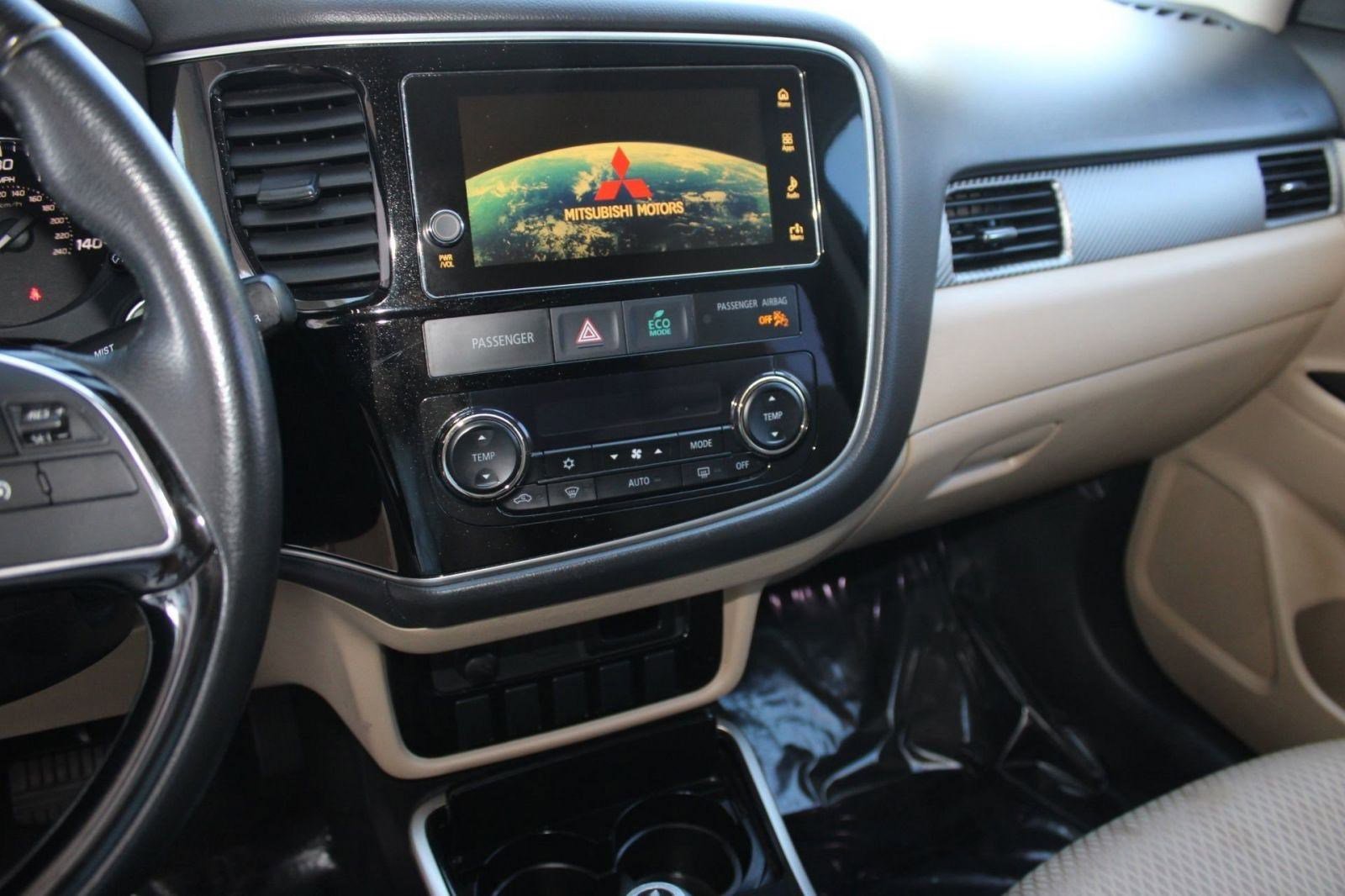 Used 2017 Mitsubishi Outlander SE image 22