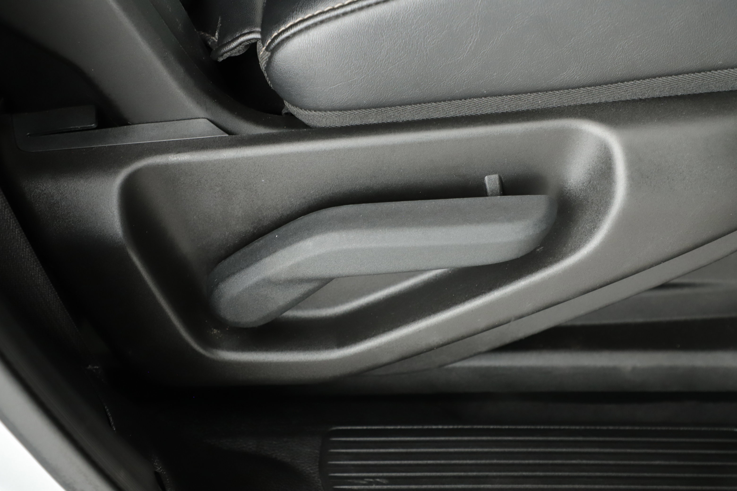 Used 2024 Jeep Wagoneer Series II w/ Flexible Seating Group image 12