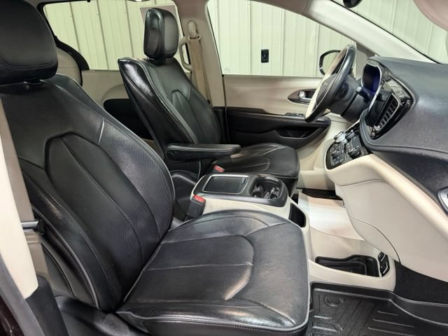 Used 2017 Chrysler Pacifica Limited FWD image 35
