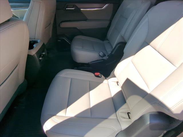 Used 2026 GMC Acadia Elevation w/ Elevation Premium Package FWD image 17