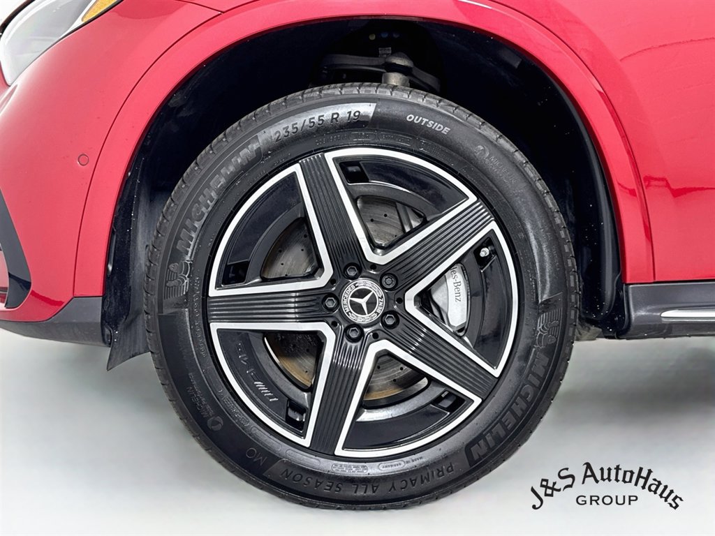 Used 2025 Mercedes-Benz GLC 300 4MATIC w/ AMG Line image 39