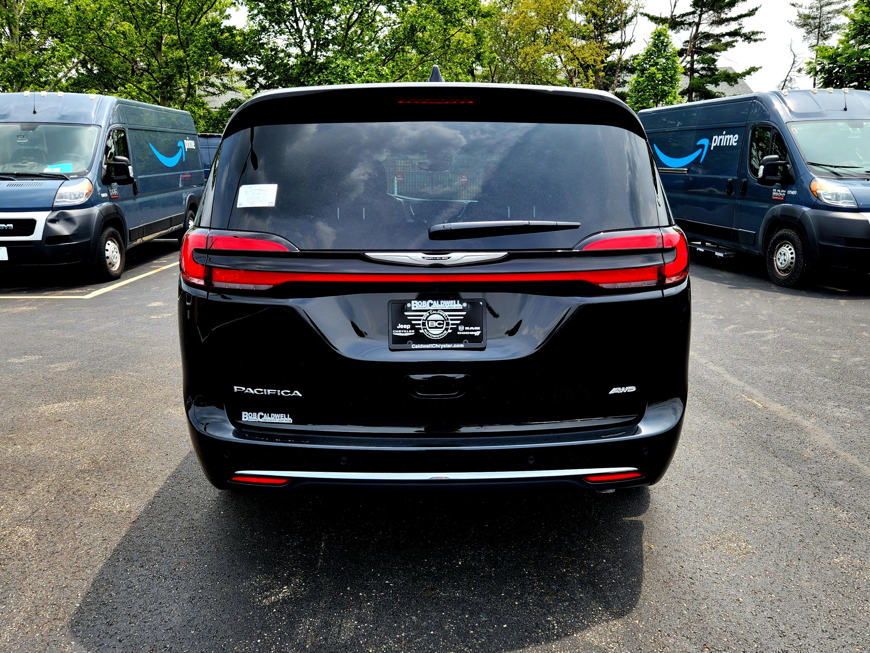 New 2025 Chrysler Pacifica Select w/ Uconnect Theater Family Group image 8