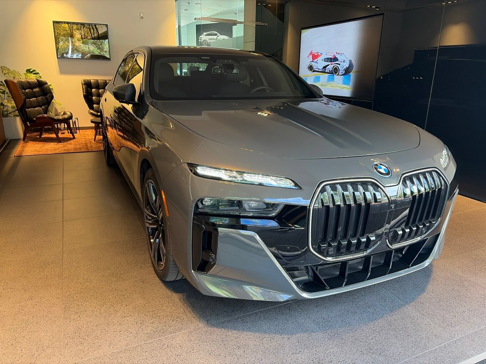 Used 2025 BMW 750e xDrive w/ Executive Package AWD/4WD image 3