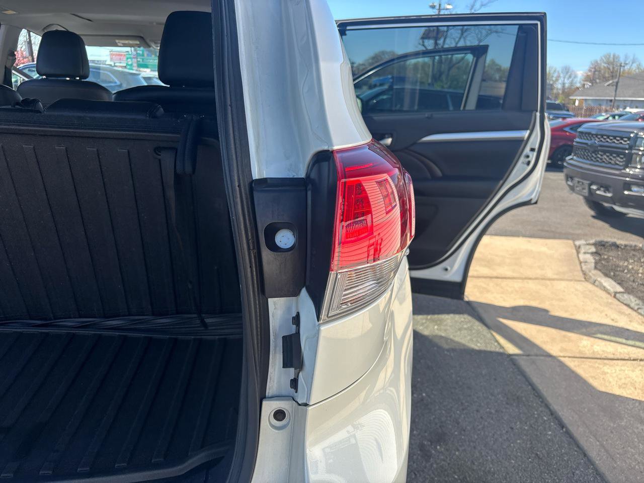 Used 2017 Toyota Highlander XLE image 16