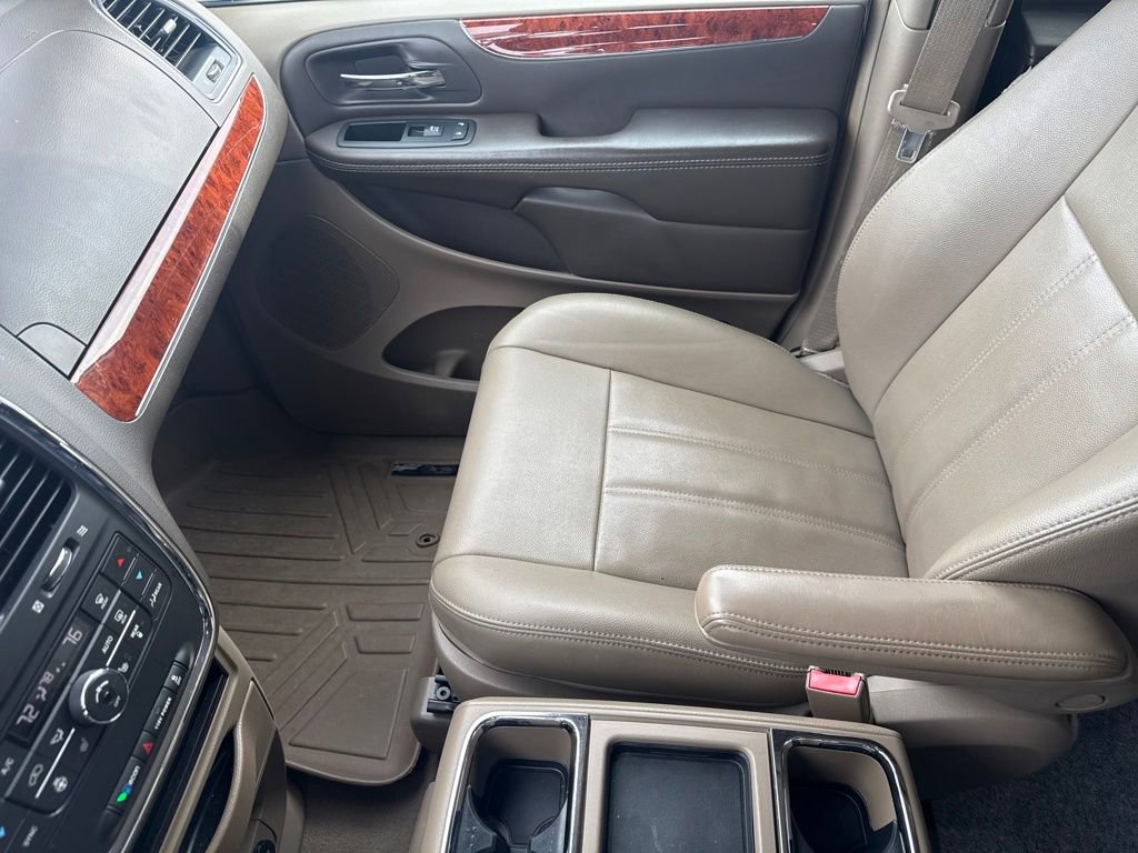 Used 2016 Chrysler Town & Country Touring w/ Driver Convenience Group image 29