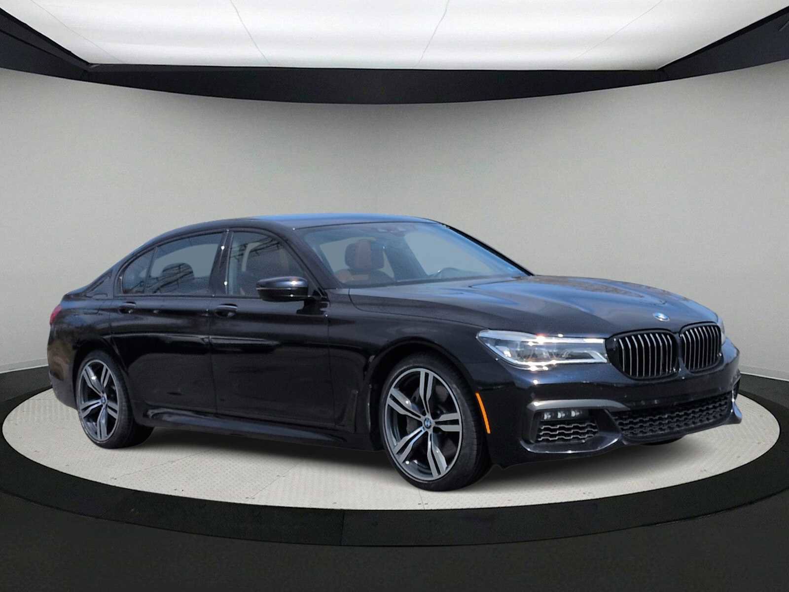 Used 2019 BMW 750i xDrive w/ M Sport Package image 2