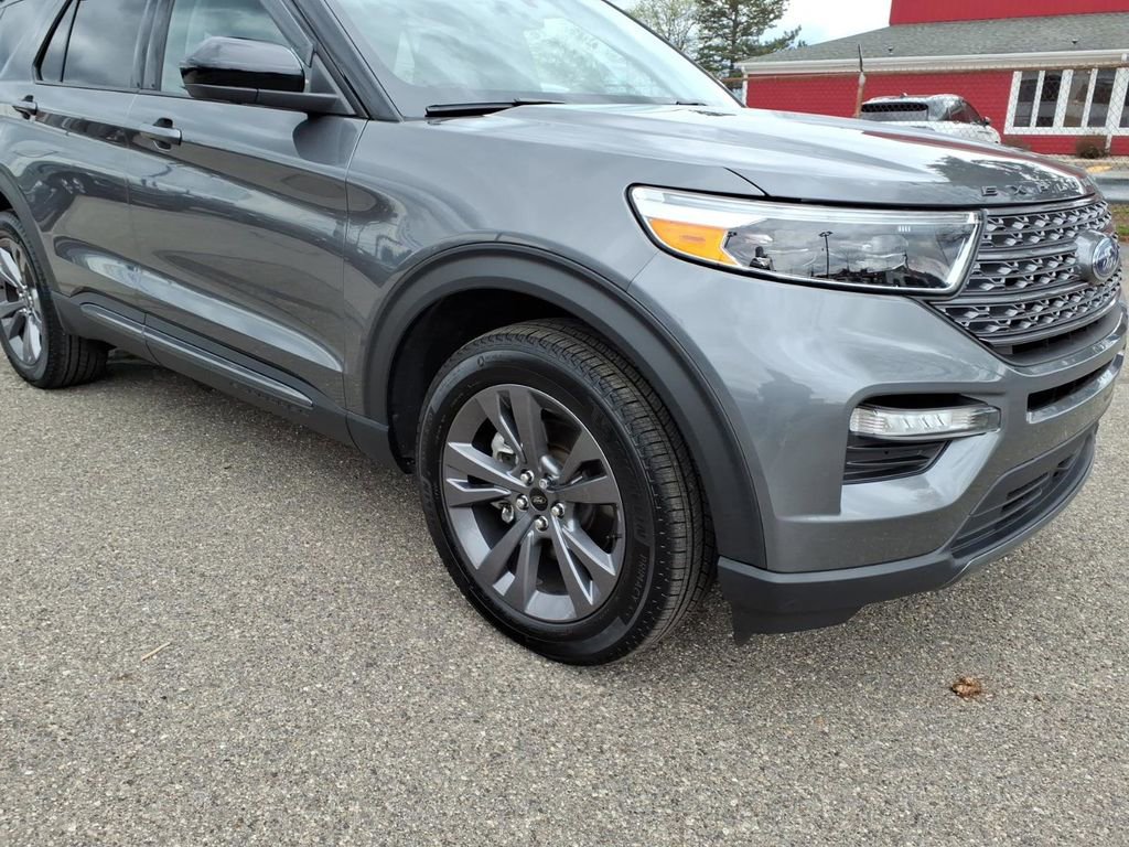 Used 2024 Ford Explorer XLT w/ Equipment Group 202A AWD/4WD image 5