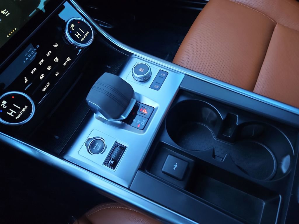 Used 2023 Jaguar XF R-Dynamic SE image 18