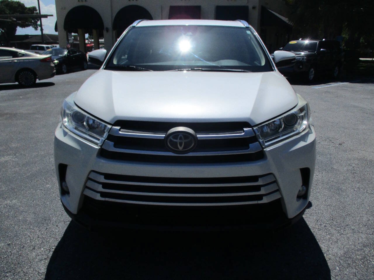 Used 2017 Toyota Highlander XLE FWD image 6