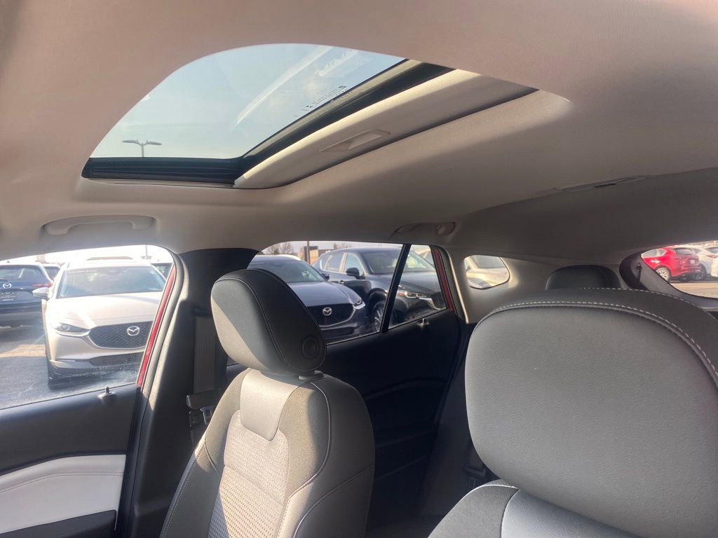 Used 2024 Chevrolet Trax LT w/ Sunroof Package image 17