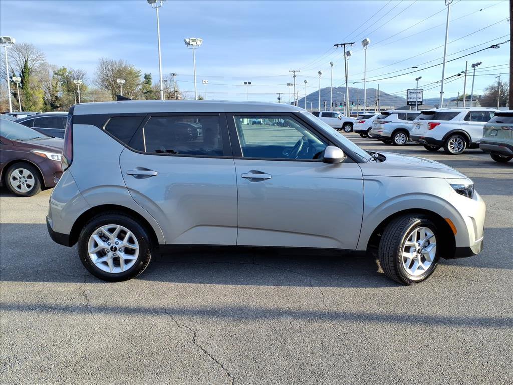 Used 2025 Kia Soul LX w/ LX Technology Package image 3
