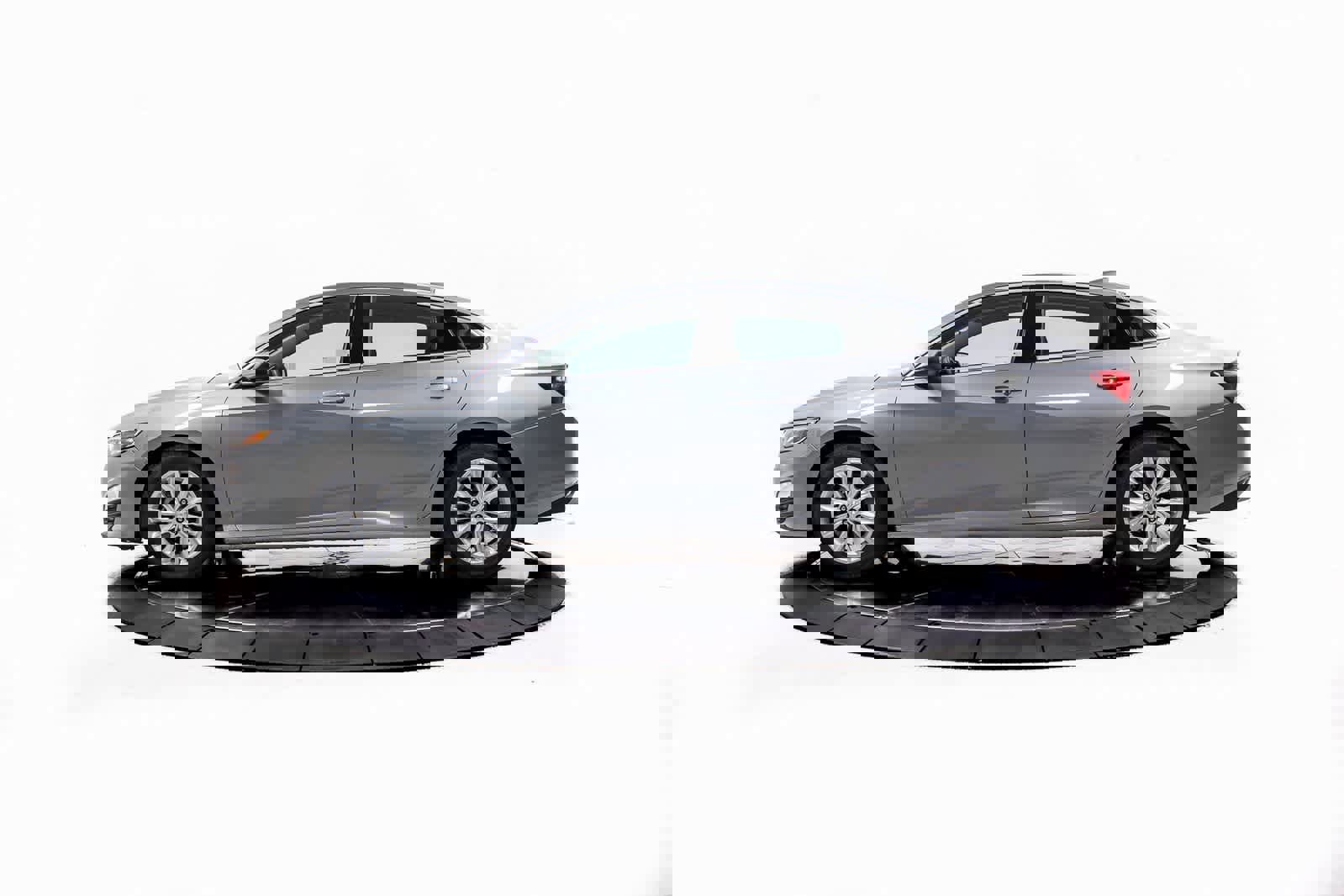 Used 2023 Chevrolet Malibu LT image 2