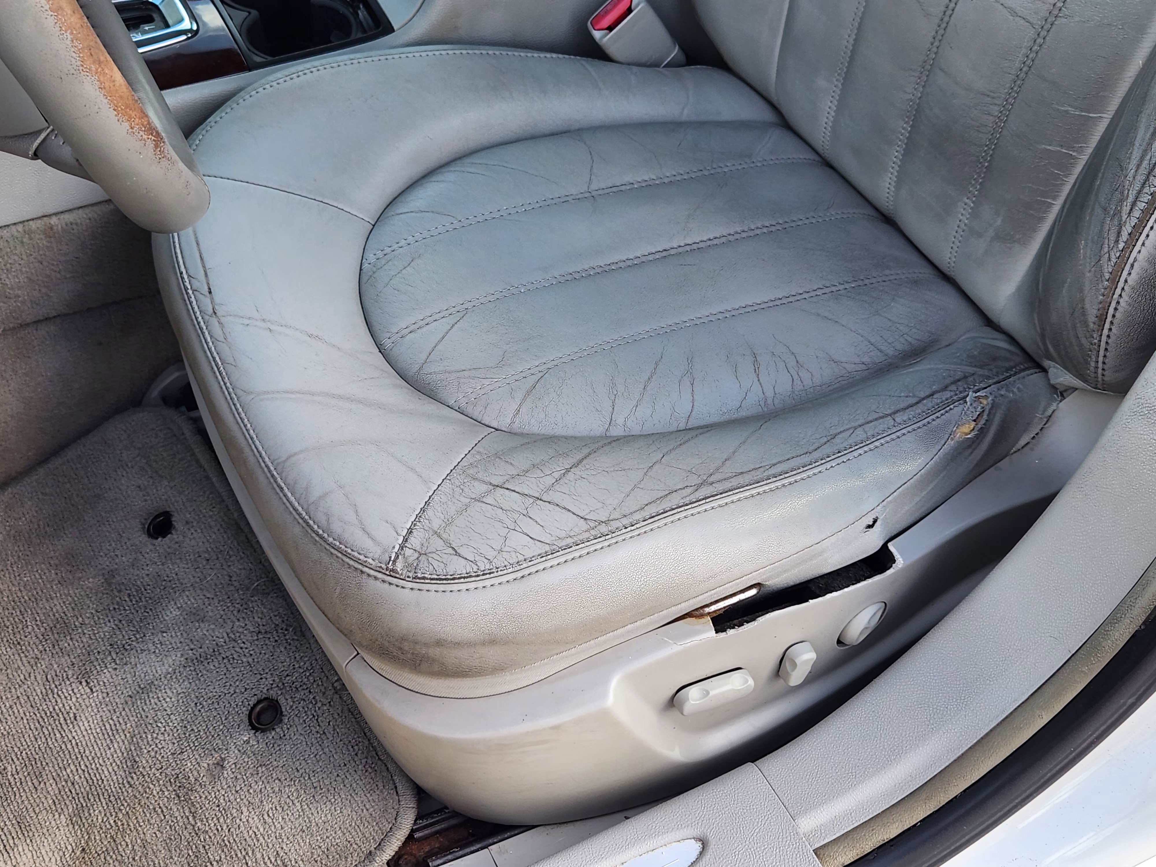 Used 2011 Buick Lucerne CXL w/ Driver Confidence Package FWD image 23