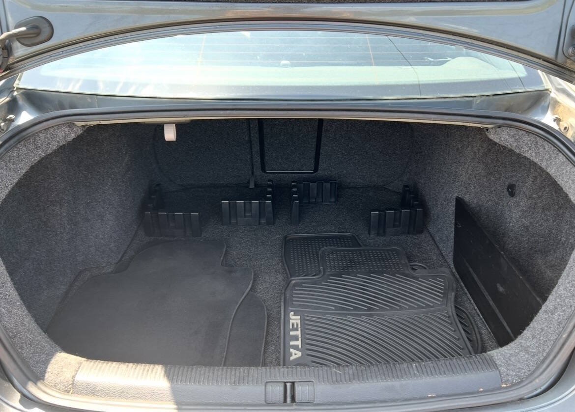 Used 2010 Volkswagen Jetta SE FWD image 13