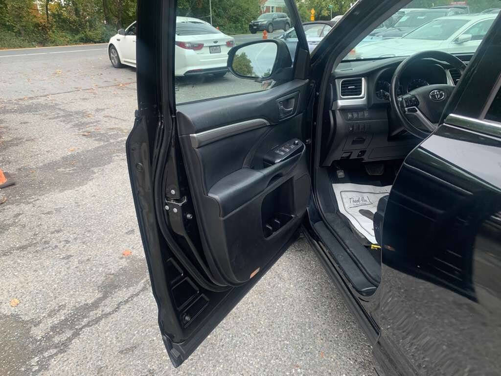 Used 2018 Toyota Highlander SE image 26