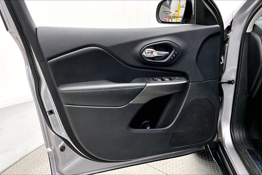 Used 2020 Jeep Cherokee Limited AWD/4WD image 17