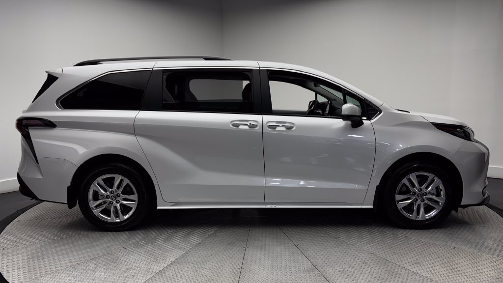 Certified 2026 Toyota Sienna XLE FWD image 46