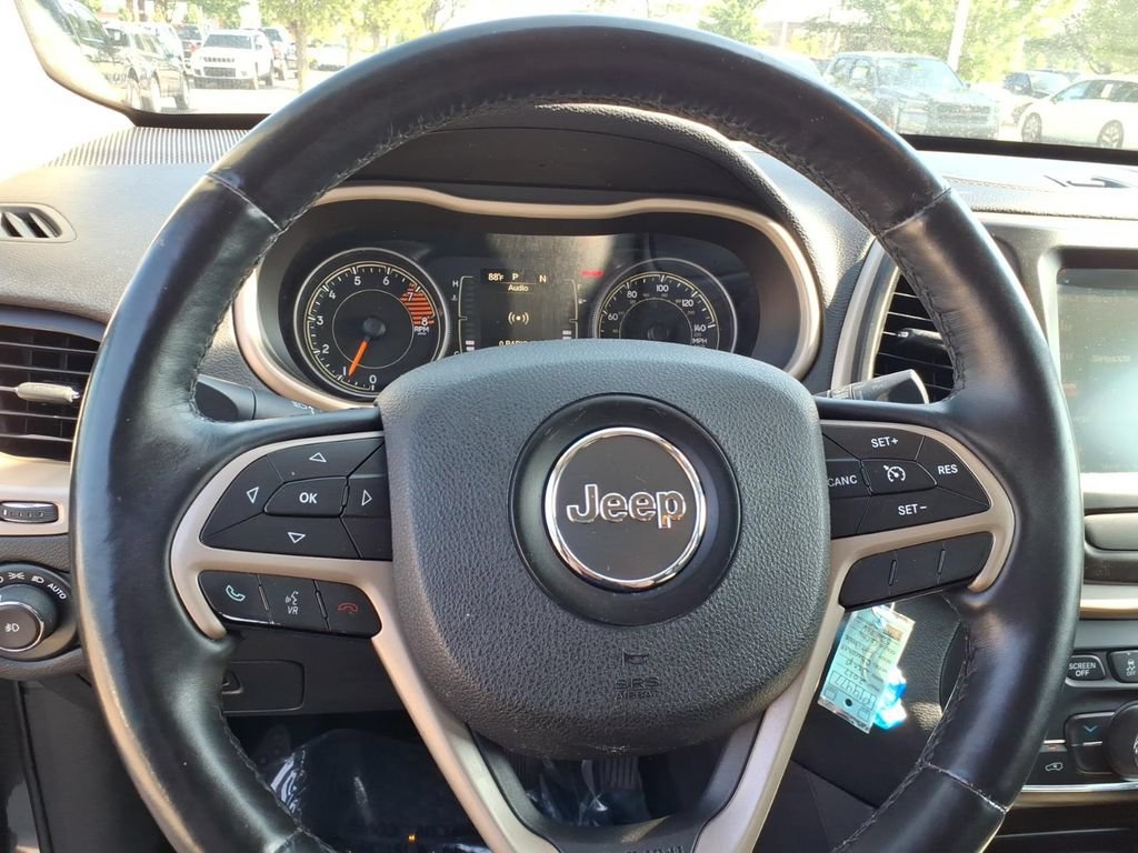 Used 2017 Jeep Cherokee Latitude w/ Cold Weather Group AWD/4WD image 20