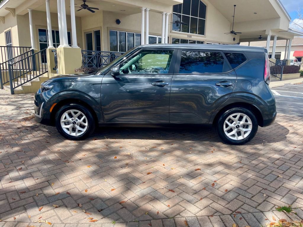 Used 2025 Kia Soul LX w/ LX Technology Package image 2