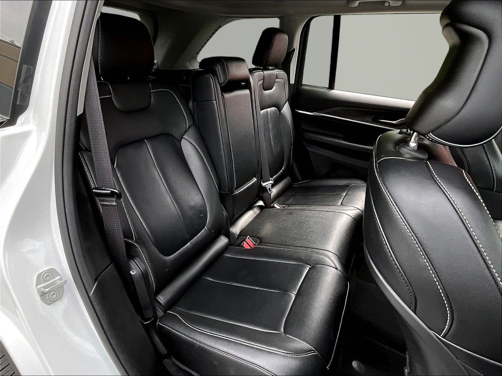 Used 2023 Jeep Grand Cherokee Limited w/ Black Appearance Package AWD/4WD image 25