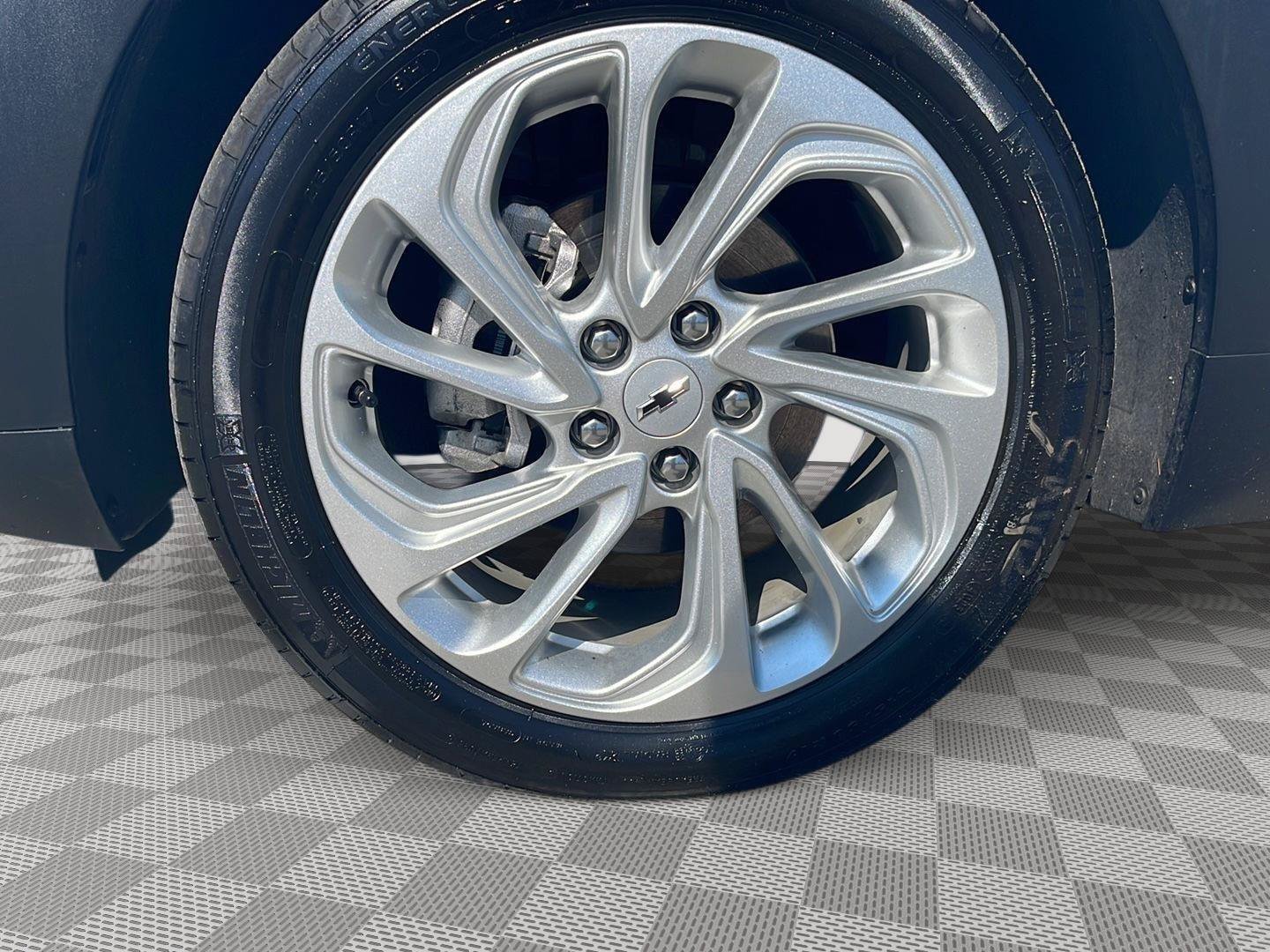 Used 2023 Chevrolet Bolt EUV LT w/ Comfort Package FWD image 9