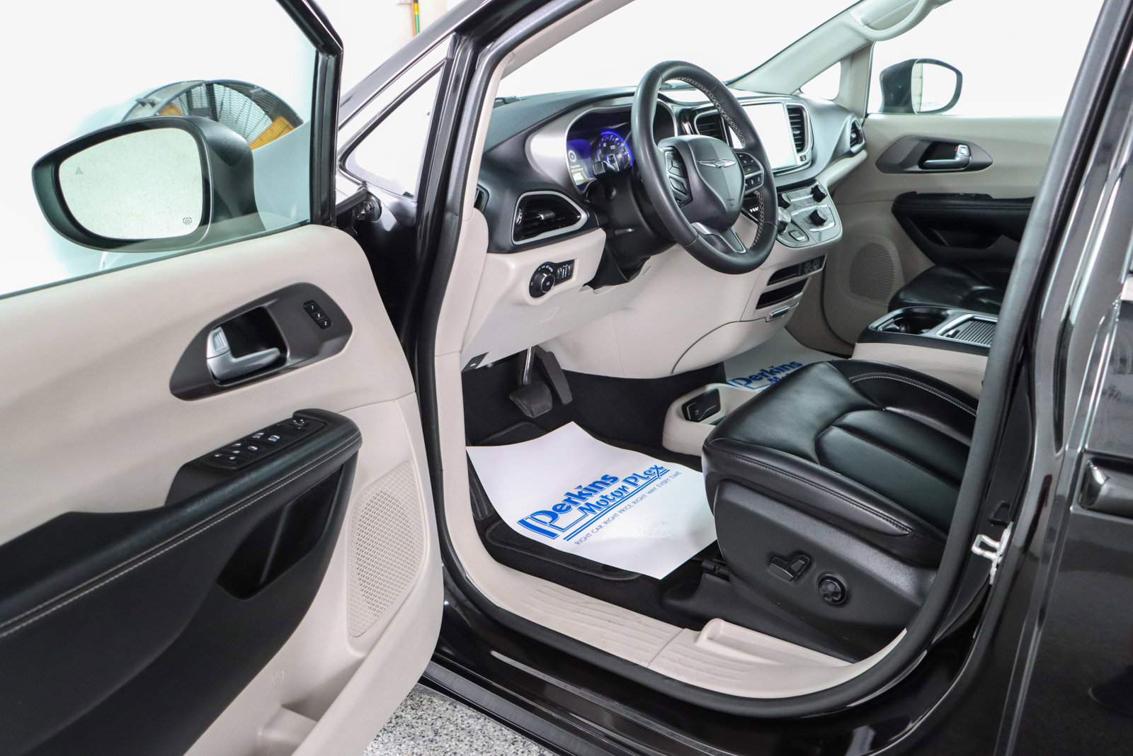 Used 2023 Chrysler Pacifica Touring-L FWD image 3
