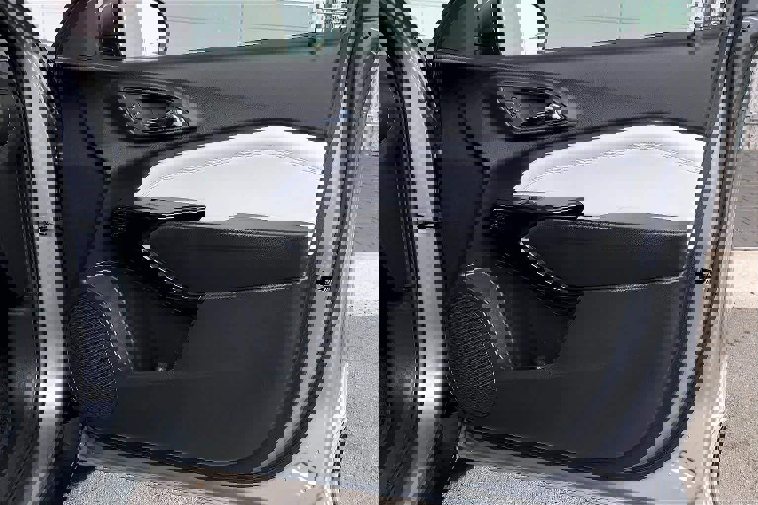 Used 2025 Chevrolet Trax LT w/ LT Convenience Package image 23