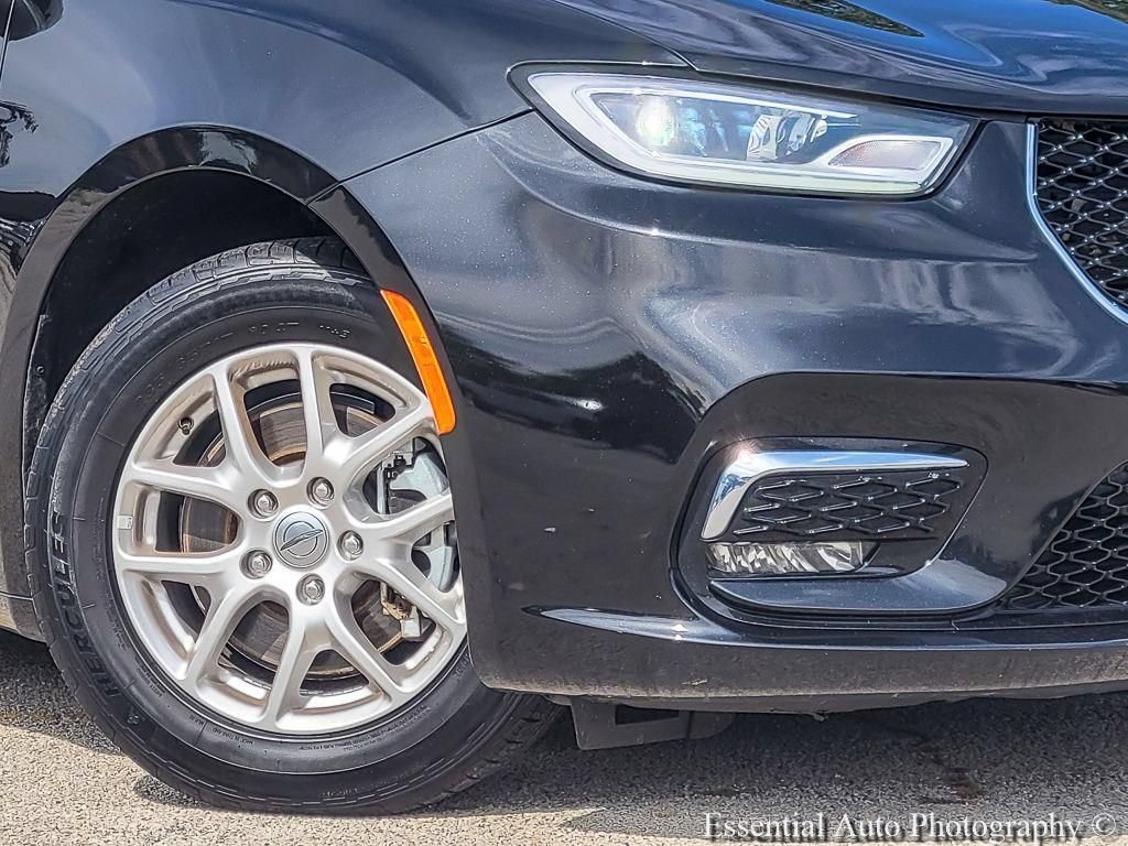 Used 2023 Chrysler Pacifica Touring-L FWD image 5