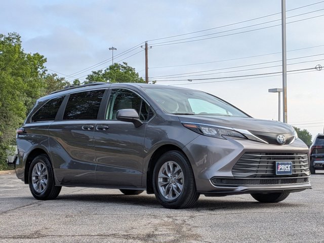 Used 2024 Toyota Sienna LE FWD image 3