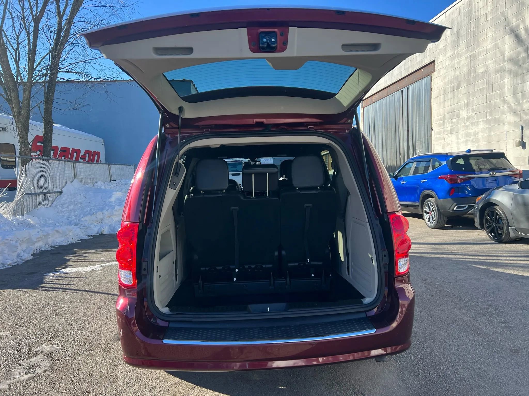 Used 2019 Dodge Grand Caravan SXT image 9