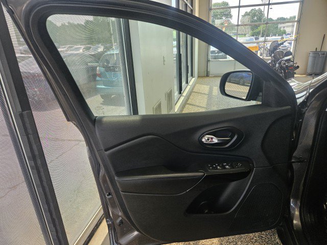Used 2021 Jeep Cherokee Latitude Plus AWD/4WD image 18