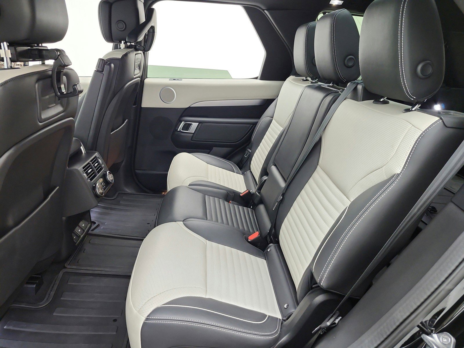Used 2024 Land Rover Discovery Dynamic SE AWD/4WD image 13