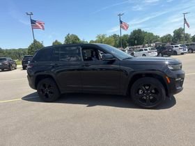 Used 2024 Jeep Grand Cherokee Limited w/ Black Appearance Package AWD/4WD image 5