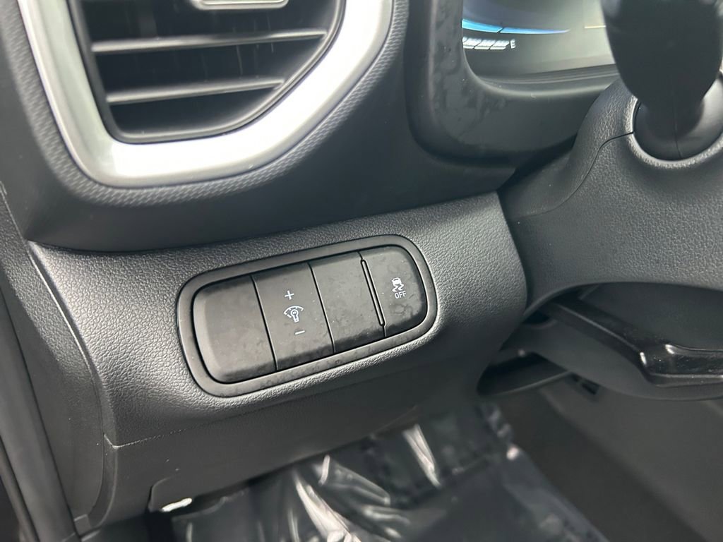 Certified 2025 Hyundai Venue SEL image 21