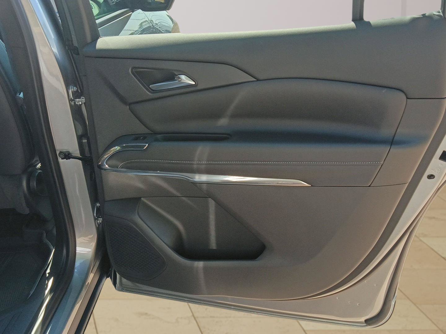 New 2027 Chevrolet Traverse LT w/ Driver Confidence Package FWD image 11