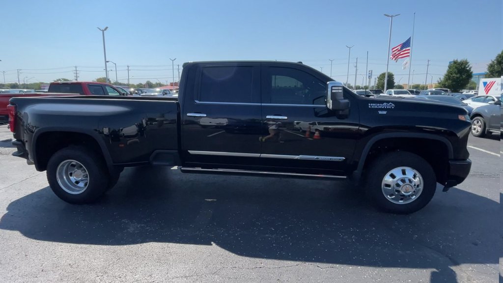 Used 2026 Chevrolet Silverado 3500 High Country w/ Technology Package AWD/4WD image 3