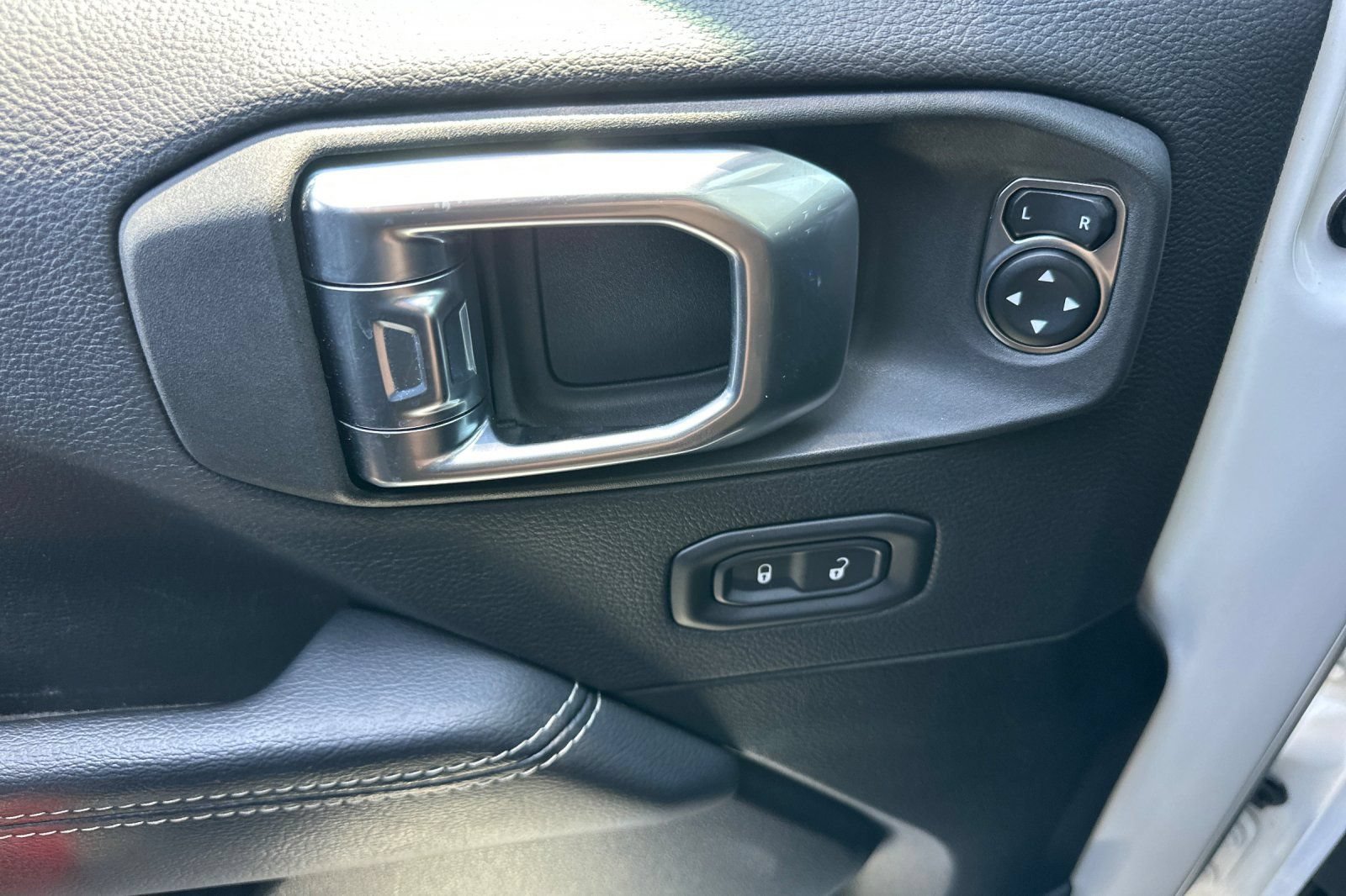 Used 2022 Jeep Wrangler Unlimited Sahara AWD/4WD image 12