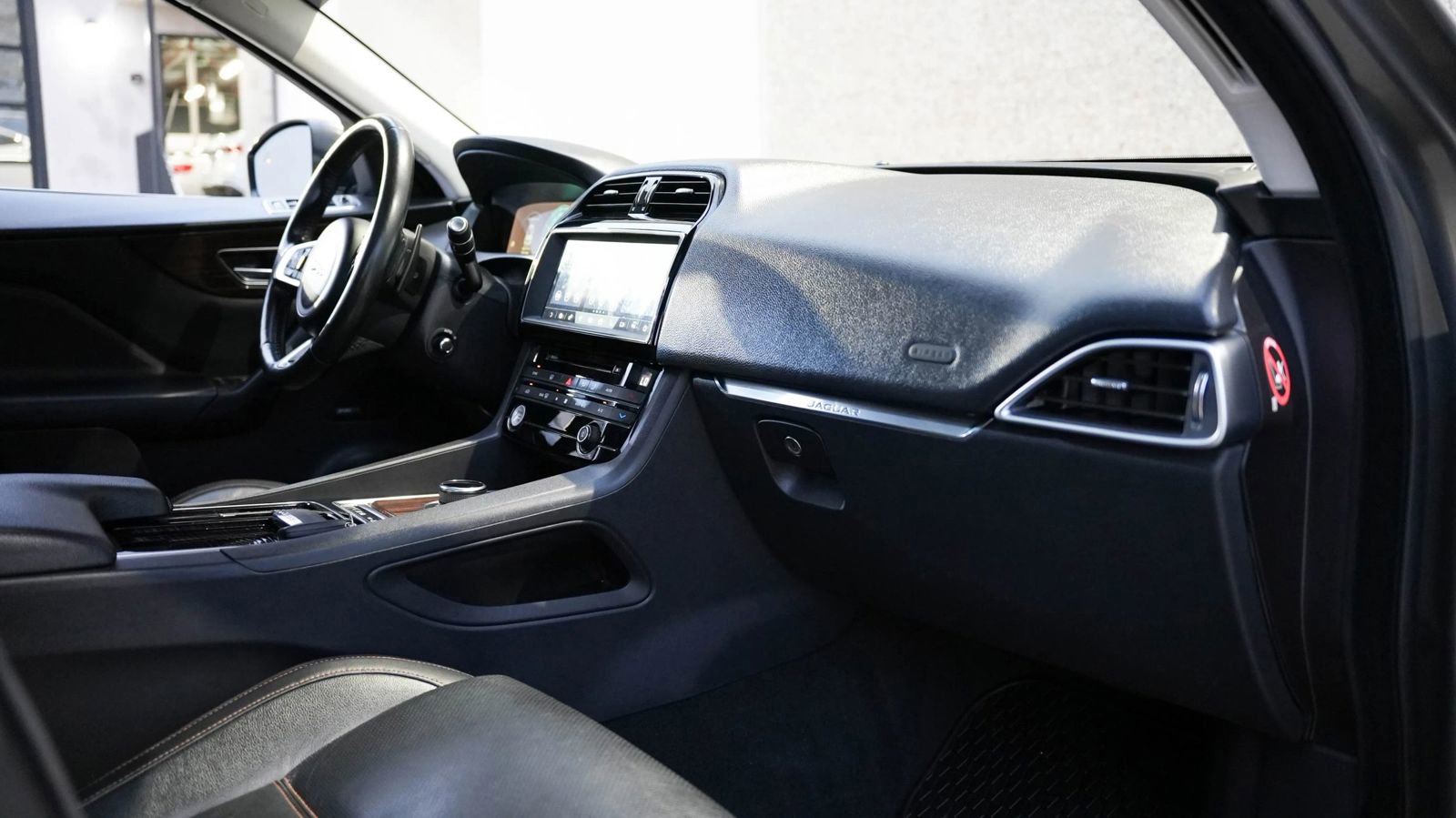 Used 2018 Jaguar F-PACE Prestige image 32