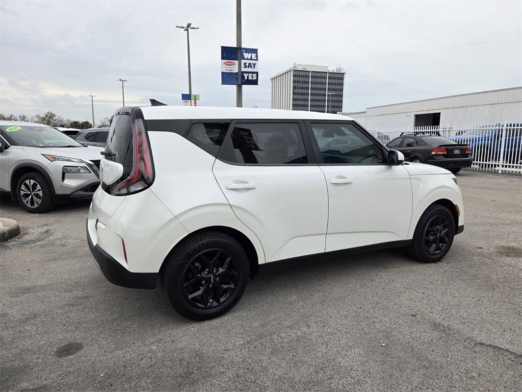 Used 2023 Kia Soul LX w/ LX Technology Package image 13